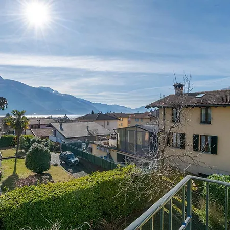 Guesthost - Historic With Garden & Lakeview Apartment