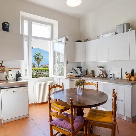 Guesthost - Historic With Garden & Lakeview