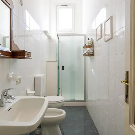 Guesthost - Historic With Garden & Lakeview Apartment