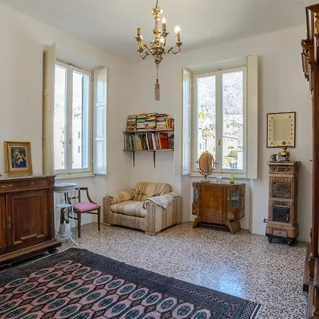 Apartment Guesthost - Historic With Garden & Lakeview